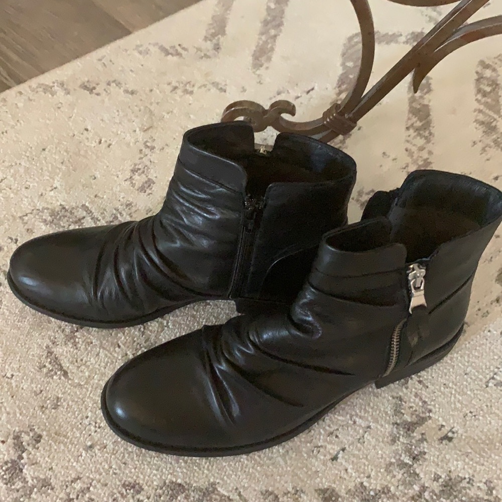 Miss Mooz size 40 (European size);9 or 9.5 US